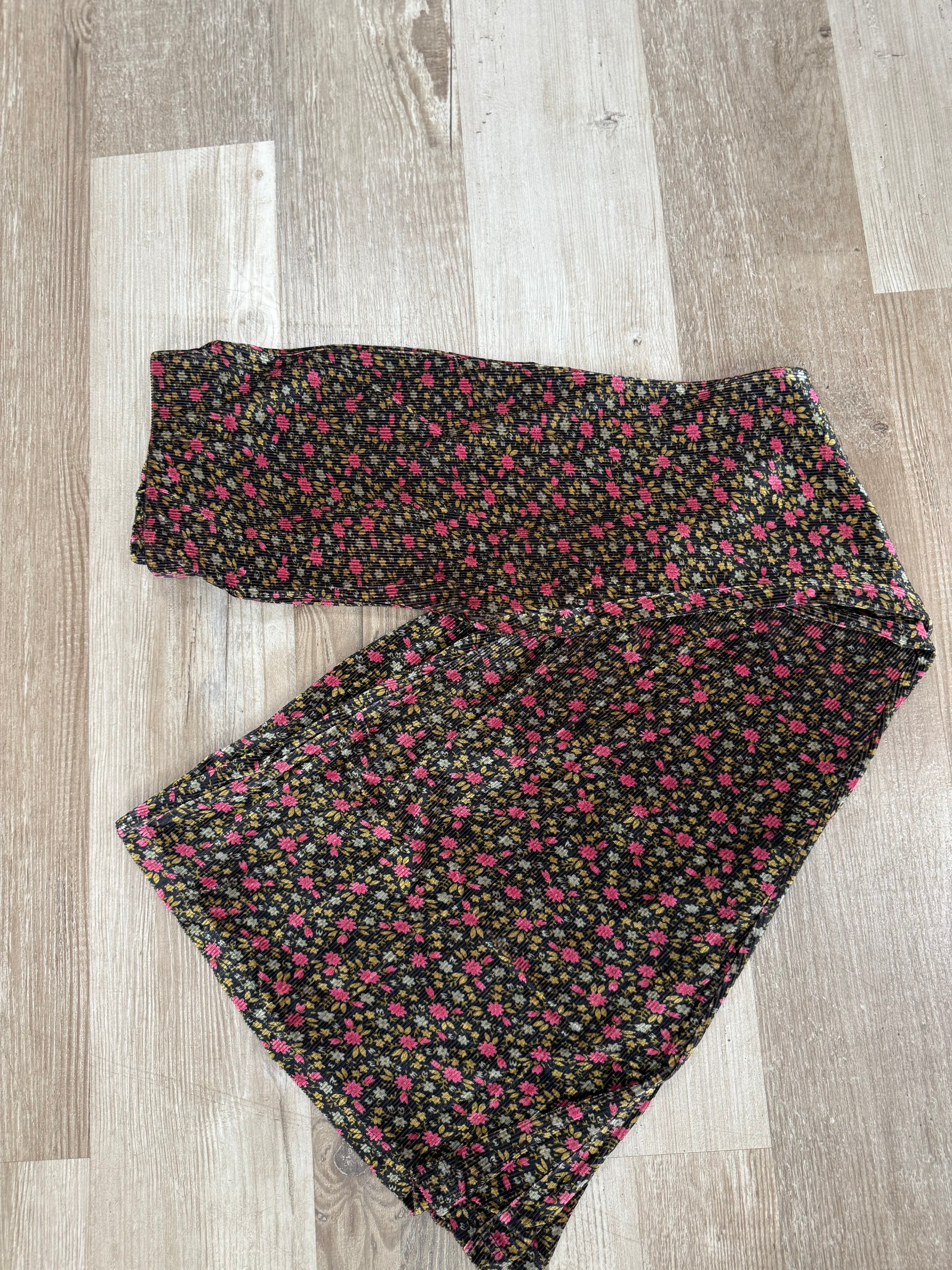 CHOCOLATE VELVET PANTS WITH FLOWERS
