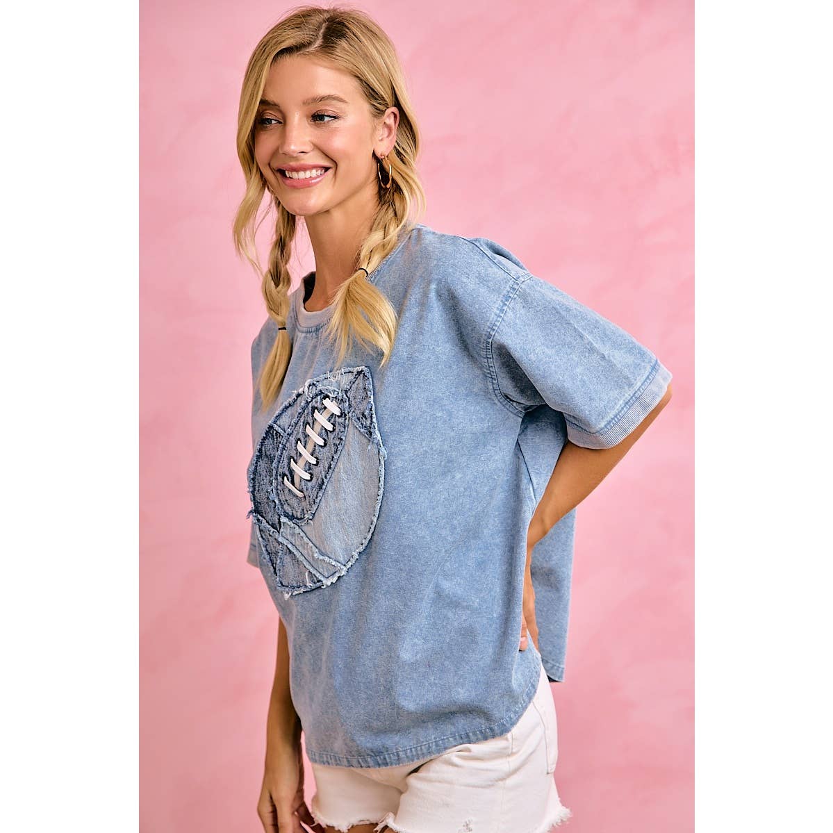 GAMEDAY DENIM WASH FOOTBALL APPLIQUE COTTON T SHIRT: WASHED DENIM / L