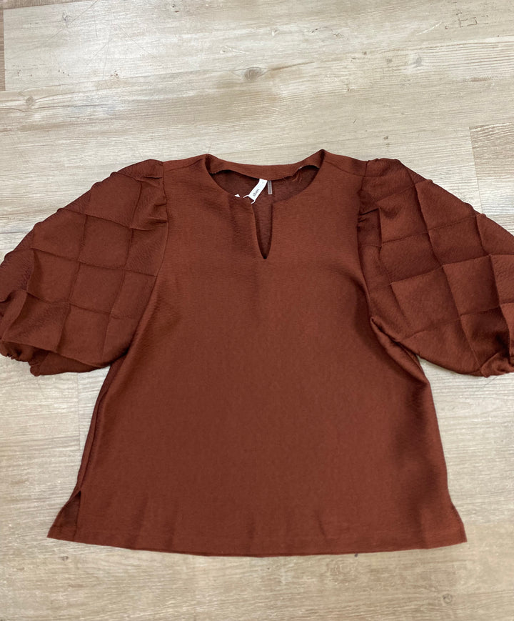 CHOCOLTE ROUND SQUARE QUILTED TOP