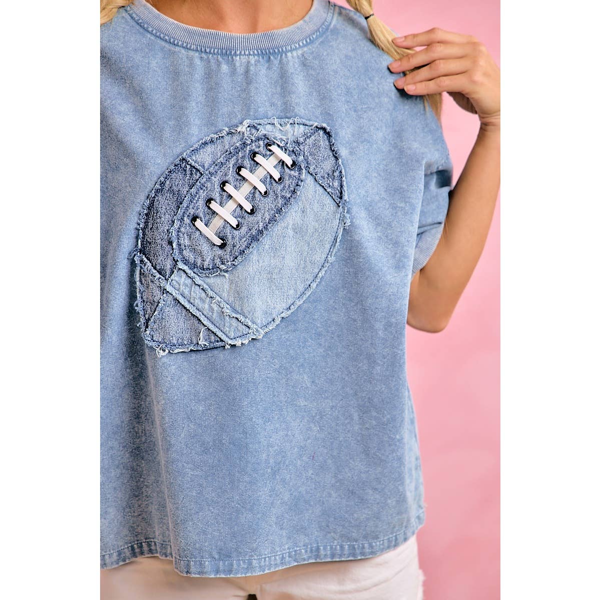 GAMEDAY DENIM WASH FOOTBALL APPLIQUE COTTON T SHIRT: WASHED DENIM / S