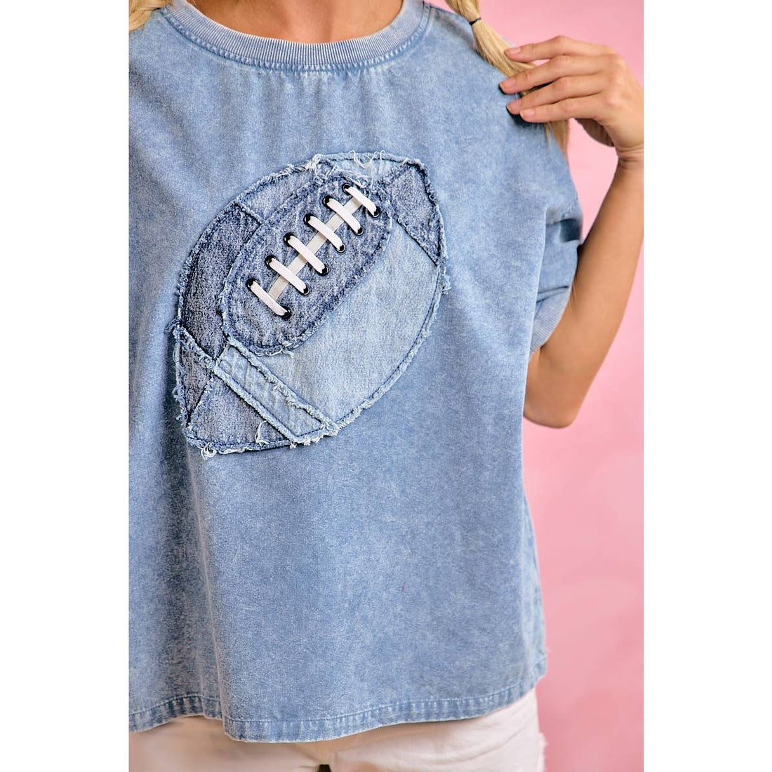 GAMEDAY DENIM WASH FOOTBALL APPLIQUE COTTON T SHIRT: WASHED DENIM / L