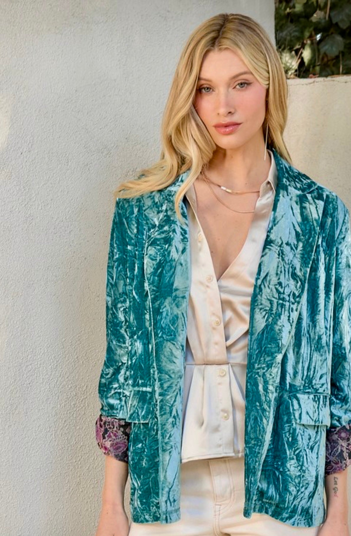 ROLLED UP SLEEVE VELVET BLAZER