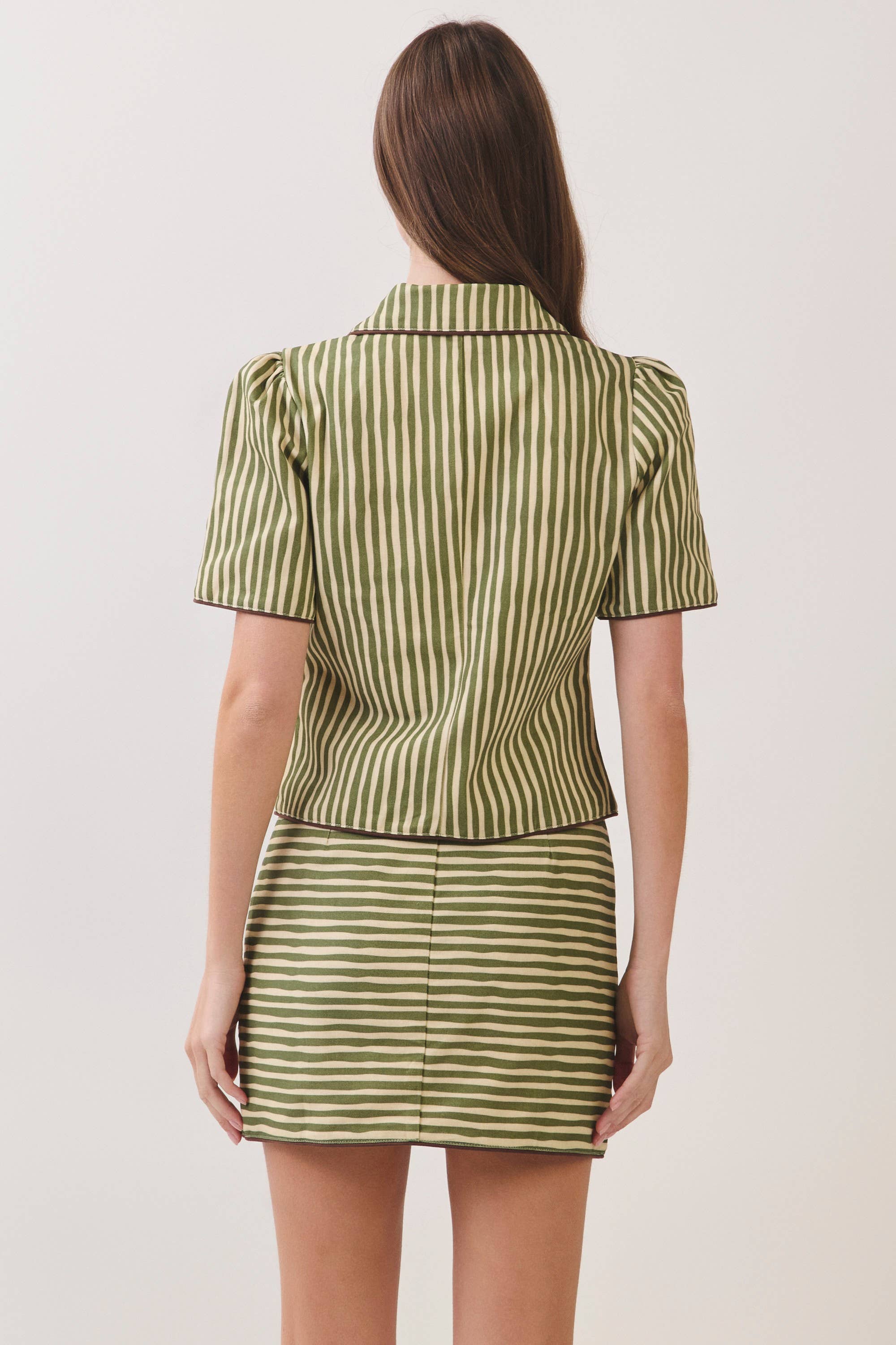 CT10179-Striped Frog Closure Collared Top: Green / M