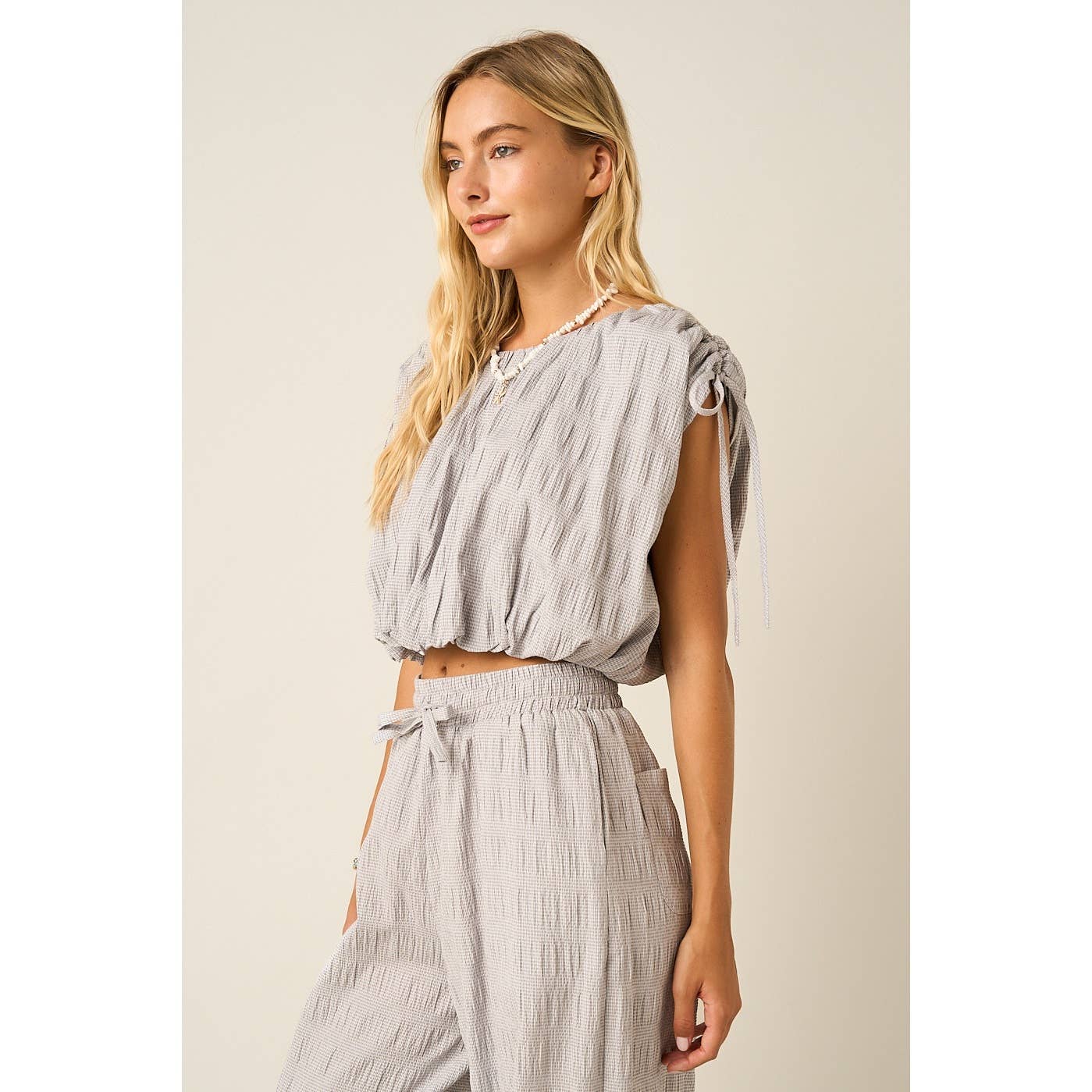 TEXTURED DRAWSTRING SHOULDER CROP TOP: LT.GREY / S-M-L(2-2-2)