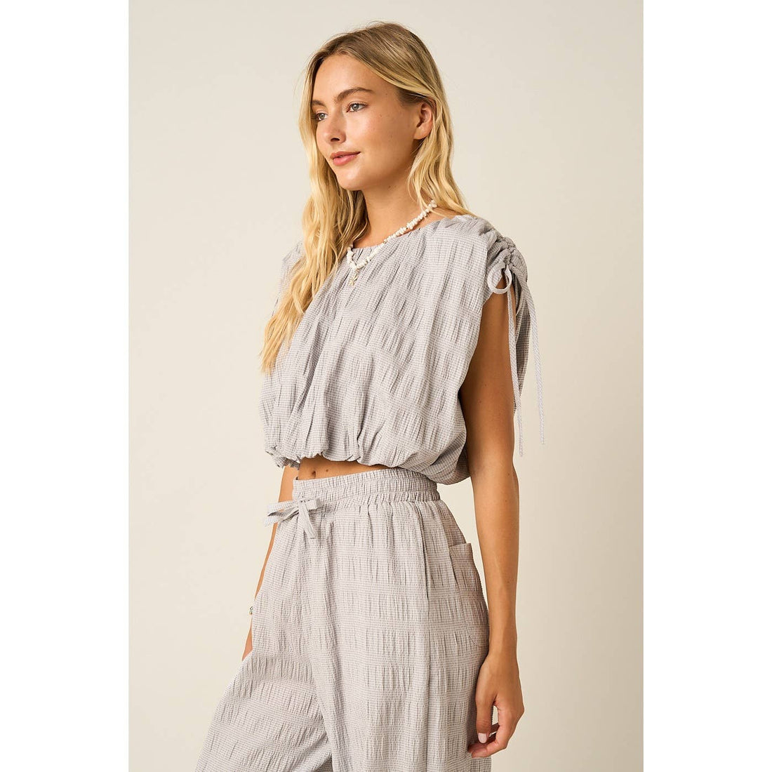 TEXTURED DRAWSTRING SHOULDER CROP TOP: LT.GREY / S-M-L(2-2-2)