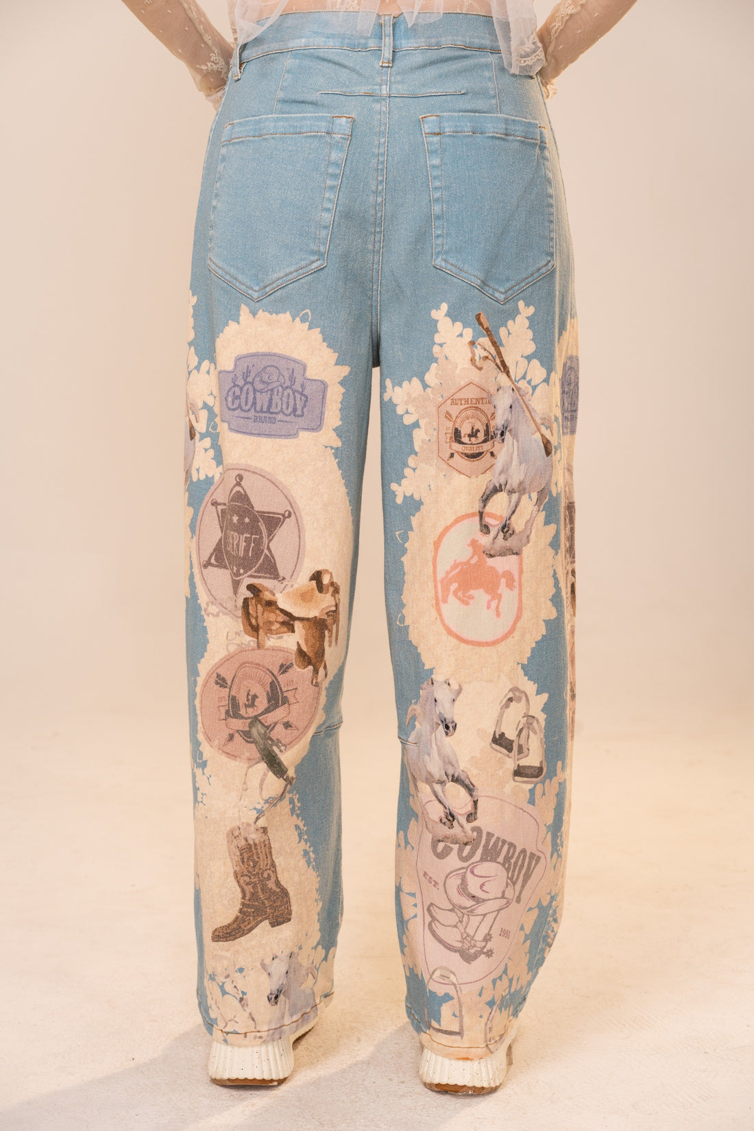 LIGHT WASH WESTERN PRINT BARREL JEANS