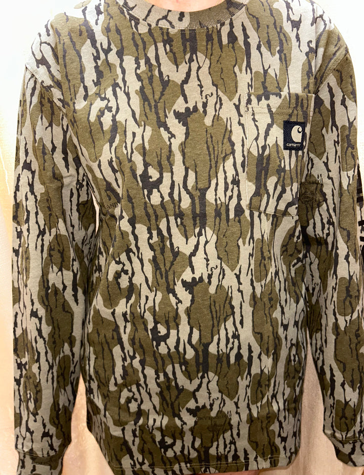 Carhartt Loose-Fit Heavyweight Long-Sleeve Pocket Camo Logo Graphic Tee (105483 – Mossy Oak Bottomland)