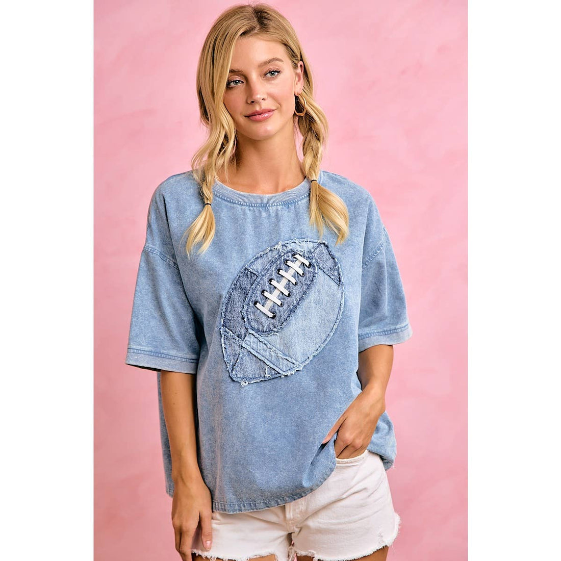GAMEDAY DENIM WASH FOOTBALL APPLIQUE COTTON T SHIRT: WASHED DENIM / M