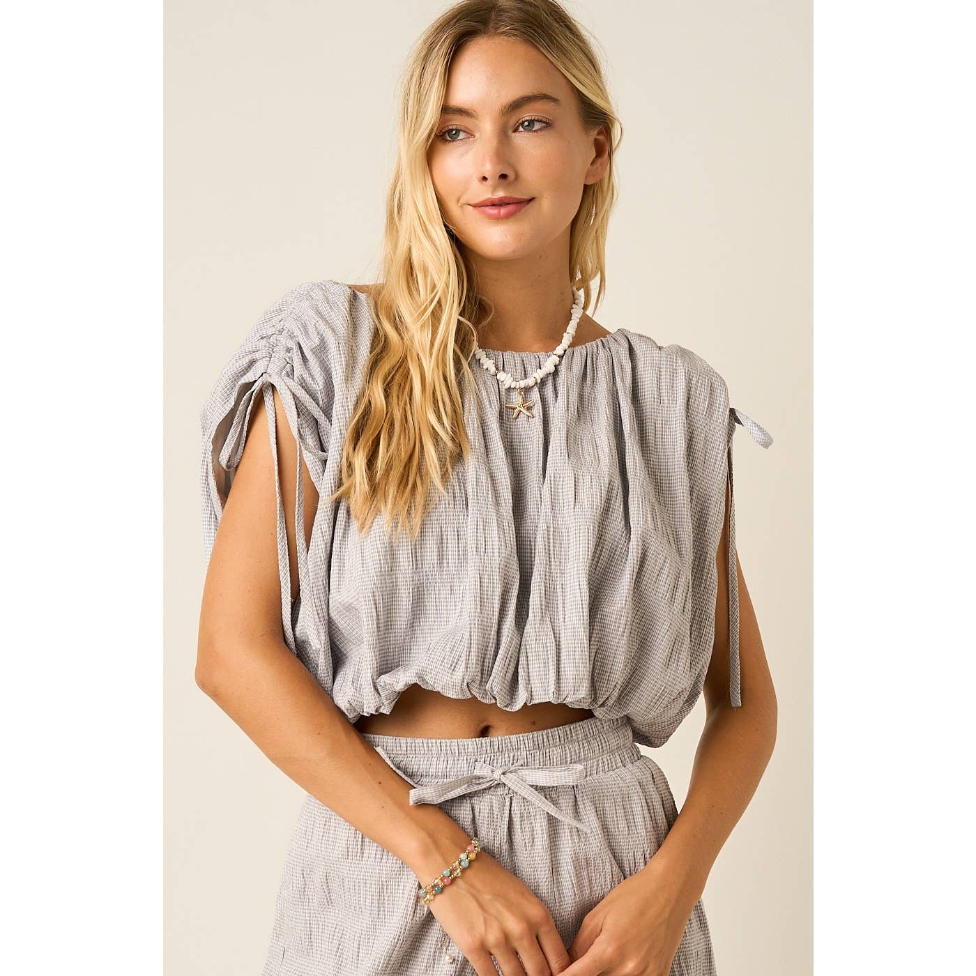 TEXTURED DRAWSTRING SHOULDER CROP TOP: LT.GREY / S-M-L(2-2-2)