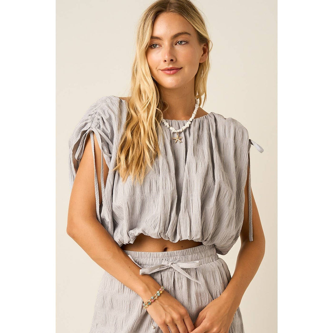 TEXTURED DRAWSTRING SHOULDER CROP TOP: LT.GREY / S-M-L(2-2-2)