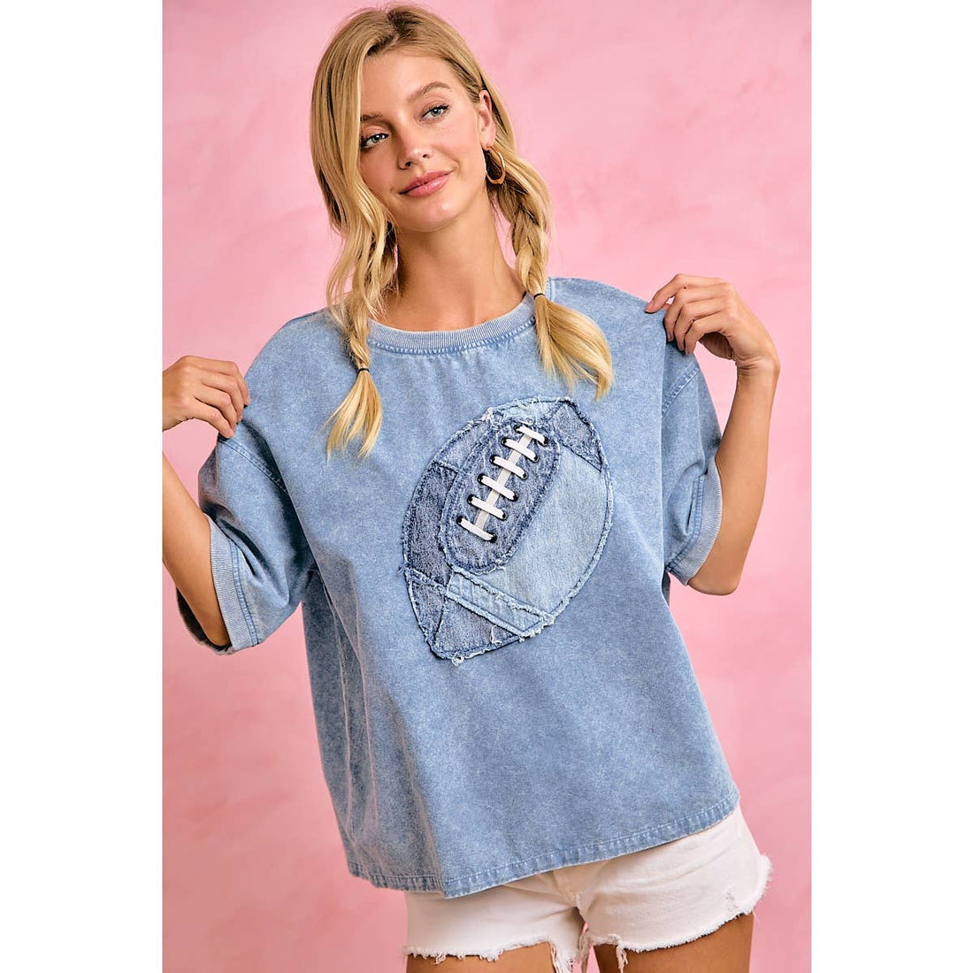 GAMEDAY DENIM WASH FOOTBALL APPLIQUE COTTON T SHIRT: WASHED DENIM / L