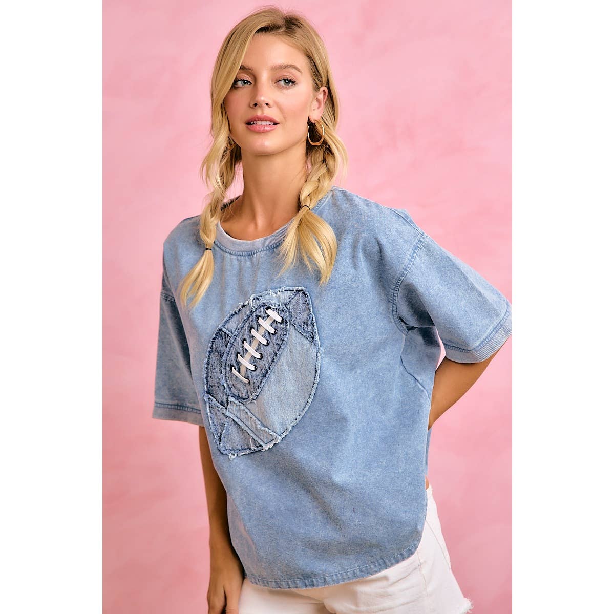 GAMEDAY DENIM WASH FOOTBALL APPLIQUE COTTON T SHIRT: WASHED DENIM / L
