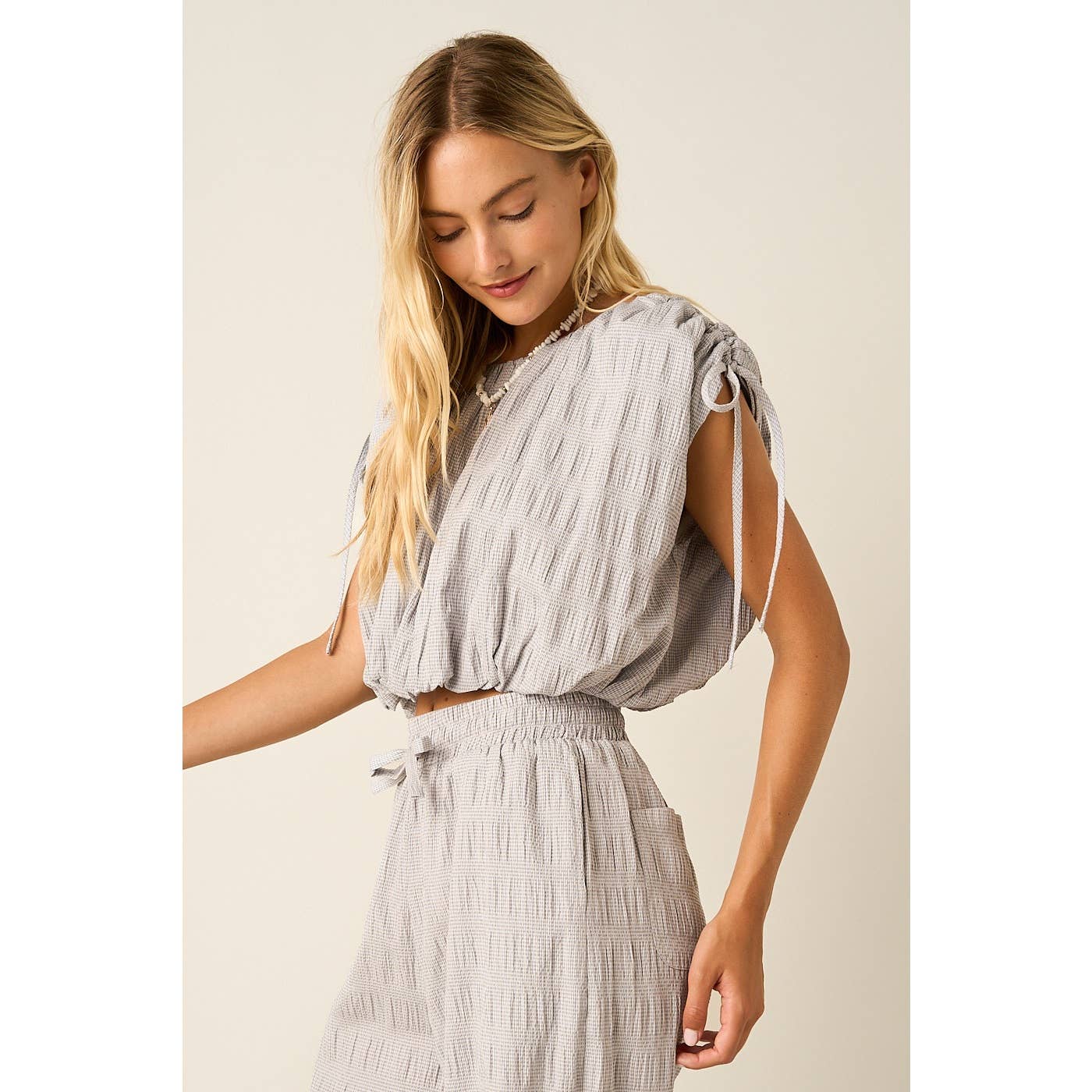 TEXTURED DRAWSTRING SHOULDER CROP TOP: LT.GREY / S-M-L(2-2-2)