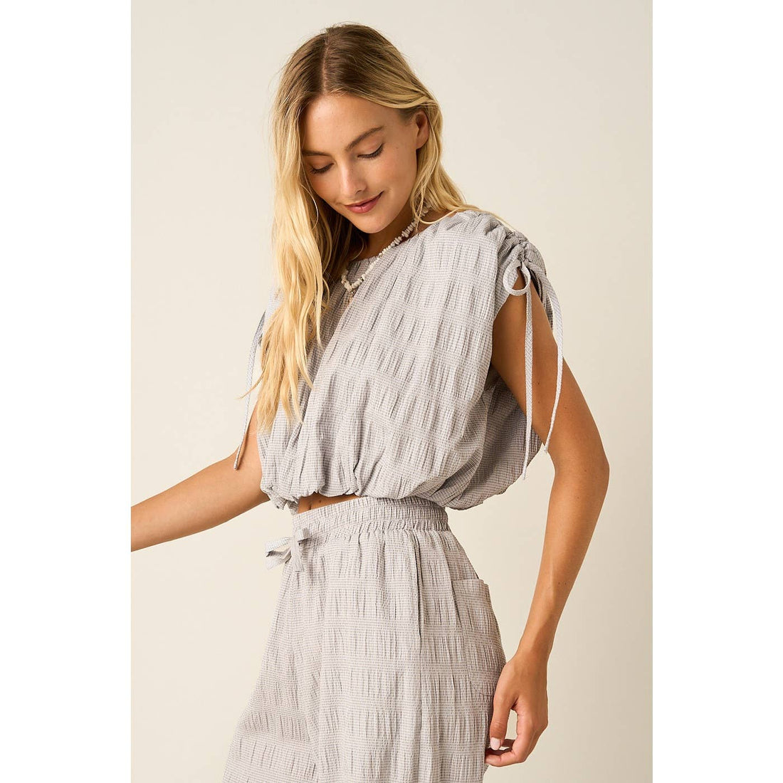 TEXTURED DRAWSTRING SHOULDER CROP TOP: LT.GREY / S-M-L(2-2-2)